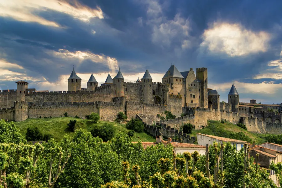 Cité fortifiée de Carcassonne sous un ciel nuageux.
