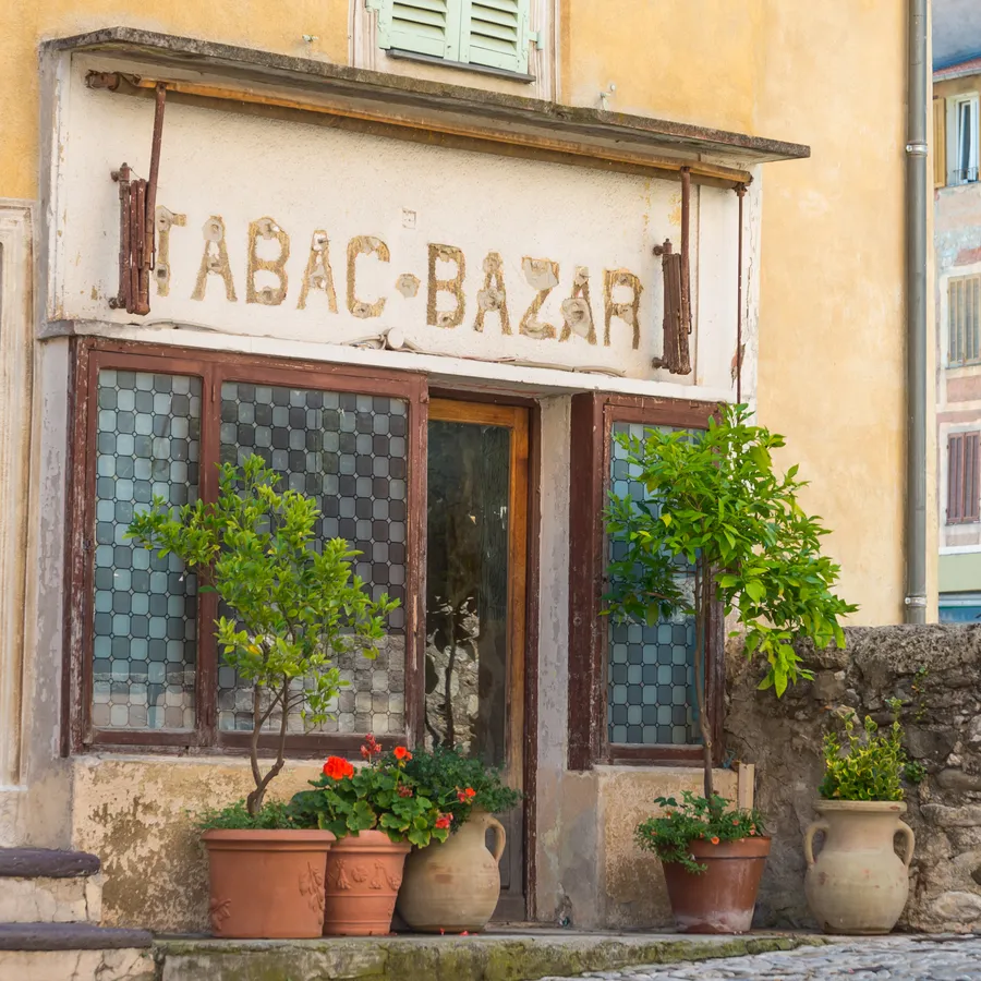Ancienne devanture de commerce portant l’inscription Tabac-Bazar.