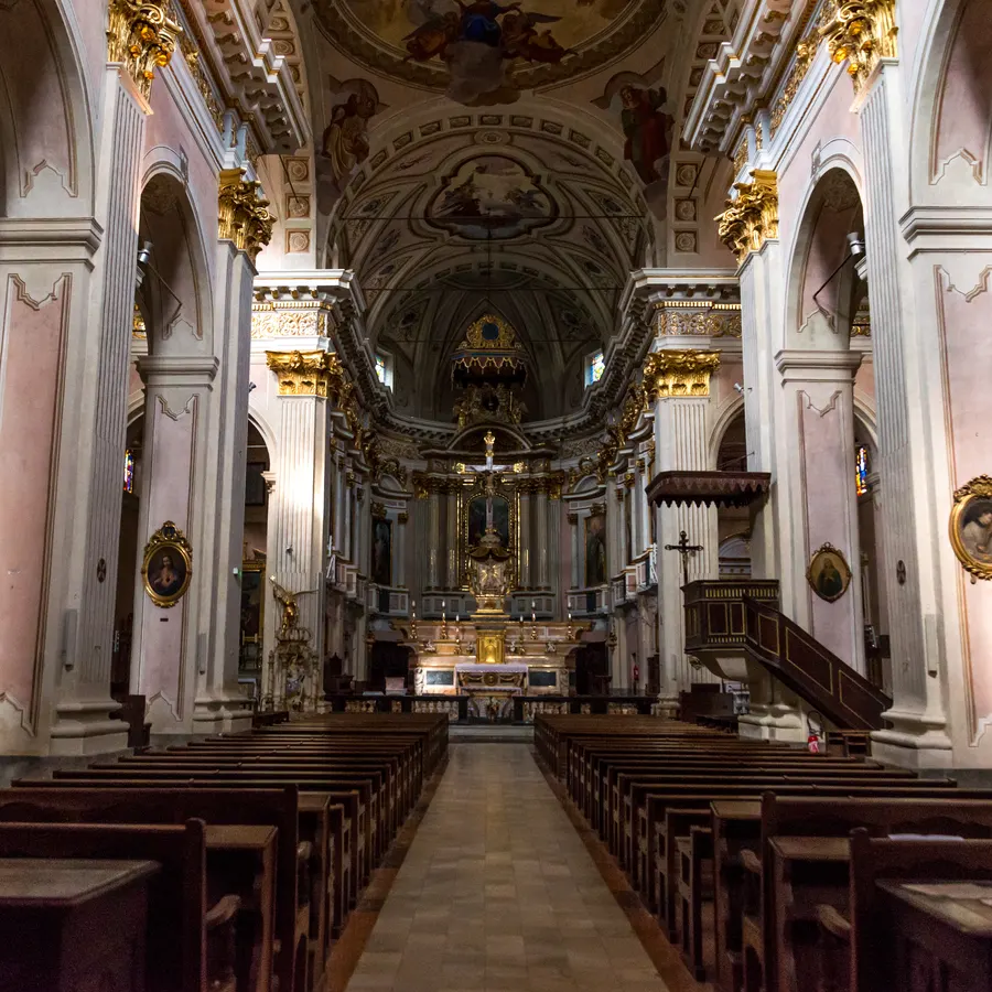 Nef d’une église vue depuis l’allée centrale.