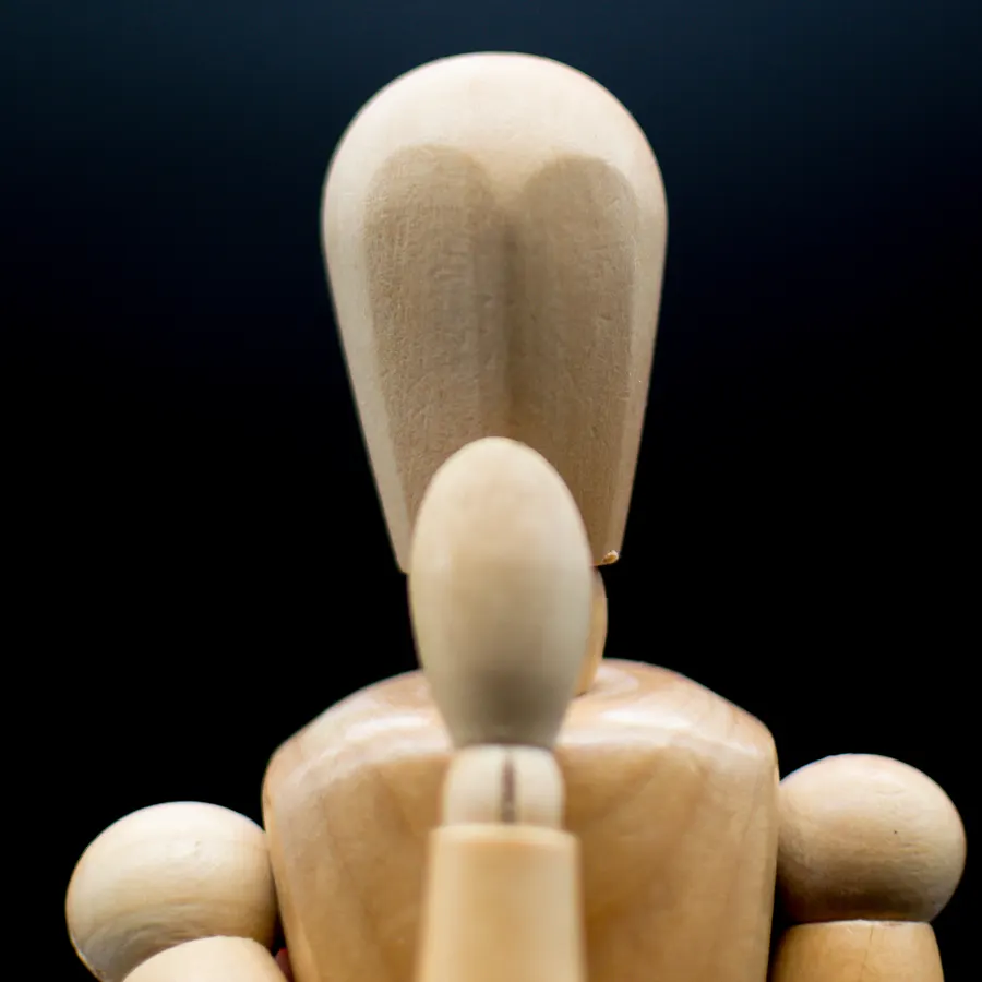 Portrait rapproché d’un mannequin articulé en bois.