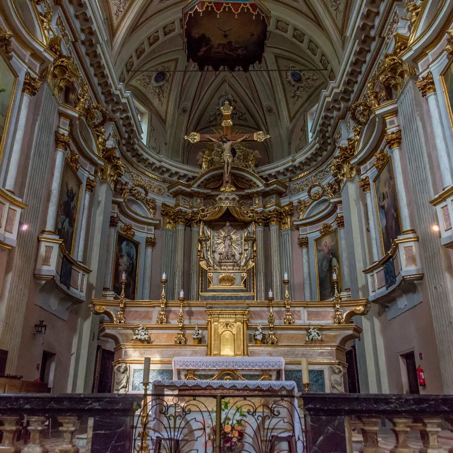 Décor baroque et autel d’une église richement ornée.