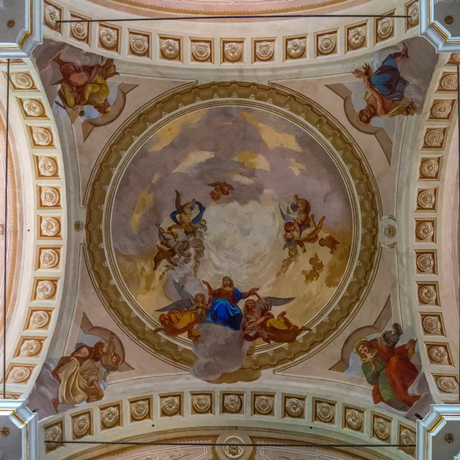 Plafond peint et coupole décorée d’une église.