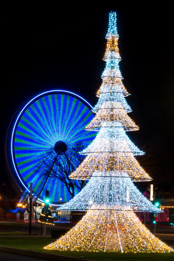 Décor lumineux de Noël avec grande roue en arrière-plan.