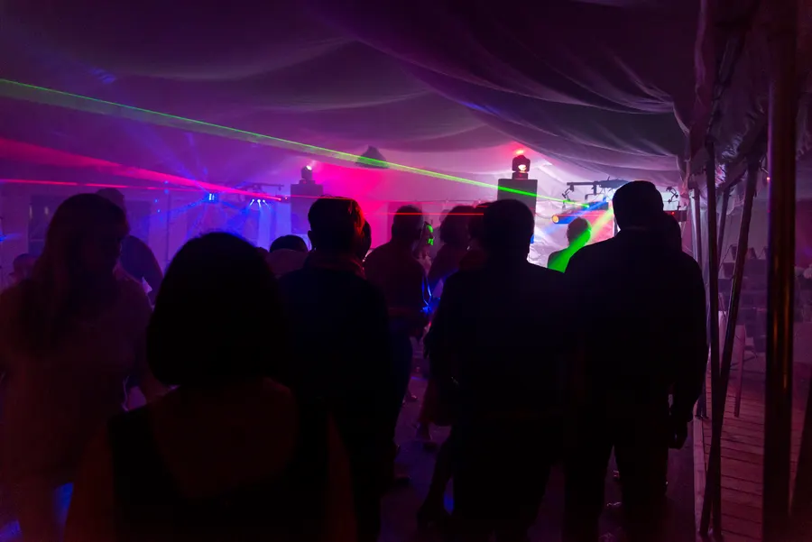 Piste de danse de mariage sous des lumières colorées.