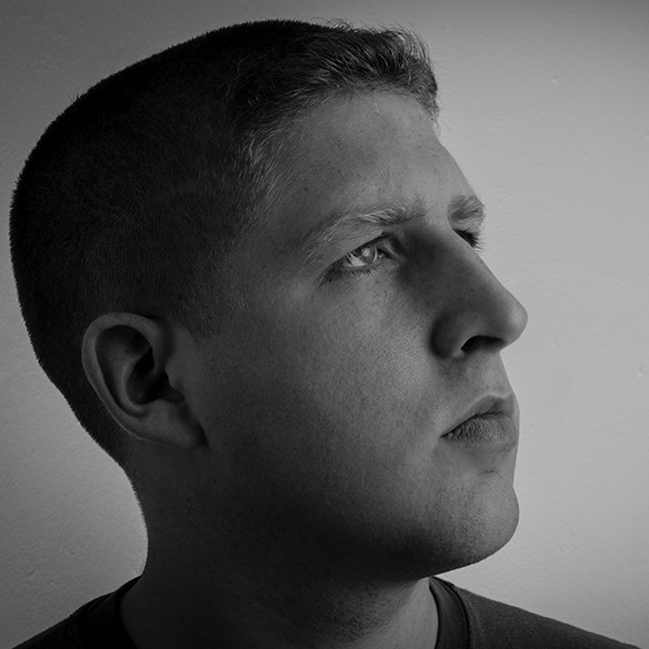 Portrait en noir et blanc de Julien Bultez.
